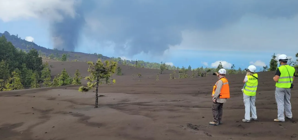 Cient&iacute;ficos del IGME-CSIC en las inmediaciones del nuevo volc&aacute;n de La Palma. IGME-CSIC