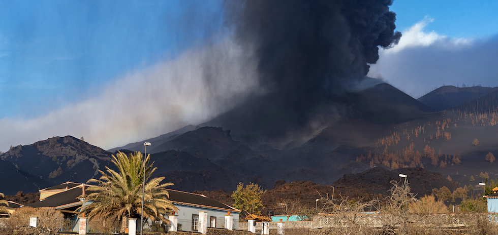 La erupci&oacute;n del volc&aacute;n de La Palma registra "importantes explosiones" y emisi&oacute;n de lava | ACFI PRESS