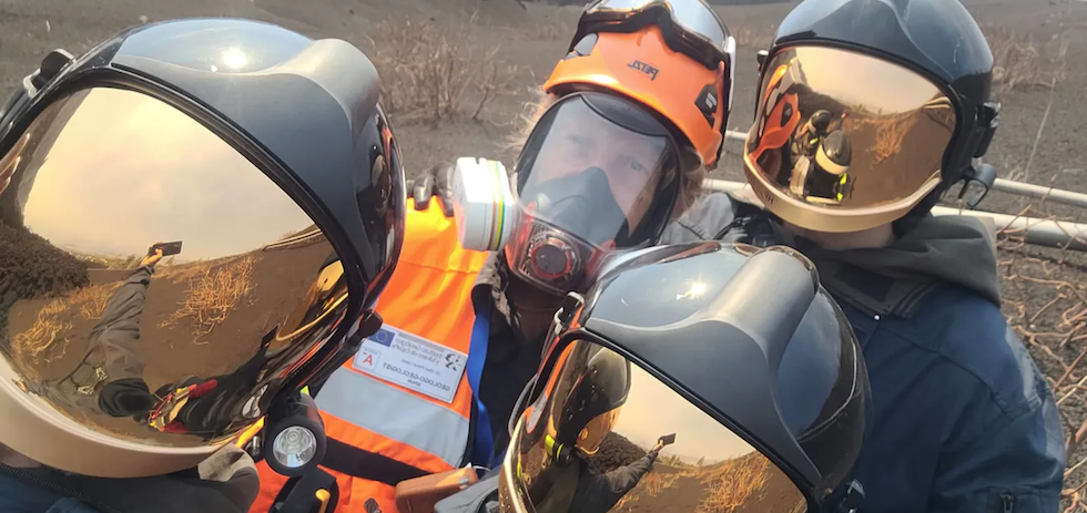 Cient&iacute;ficos del IGME-CSIC con equipos de protecci&oacute;n integral en la cercan&iacute;a del cr&aacute;ter del nuevo volc&aacute;n de La Palma. IGME-CSIC