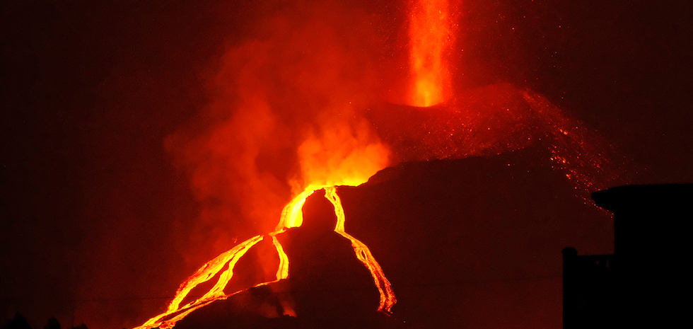 El frente de la colada que va al mar se encuentra a 200 metros del acantilado | ACFI PRESS