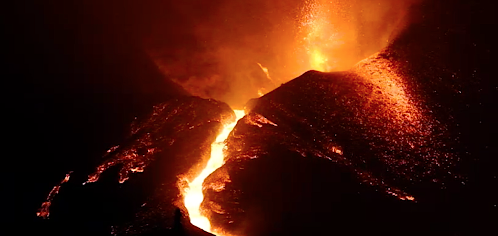 Imágenes del volcán durante esta noche. ACFI PRESS