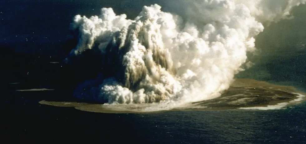 Erupci&oacute;n del volc&aacute;n Fukutoku-Oka-no-Ba en 1986. Iwashita / Agencia Meteorol&oacute;gica de Jap&oacute;n, CC BY-NC