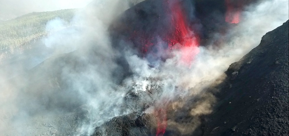 Imagen del cr&aacute;ter del volc&aacute;n en erupci&oacute;n. ACFI PRESS