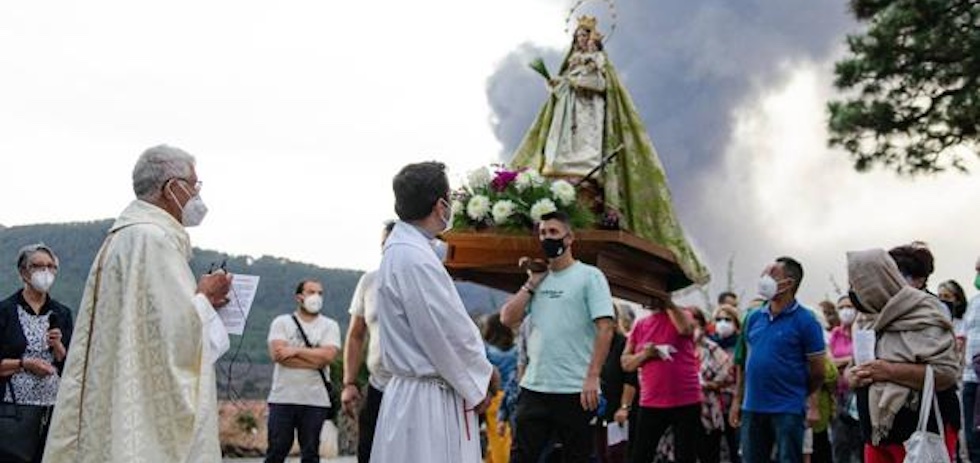 Acto religioso en la ermita de la Virgen del Pino, en El Paso, con el volc&aacute;n al fondo. / EFE