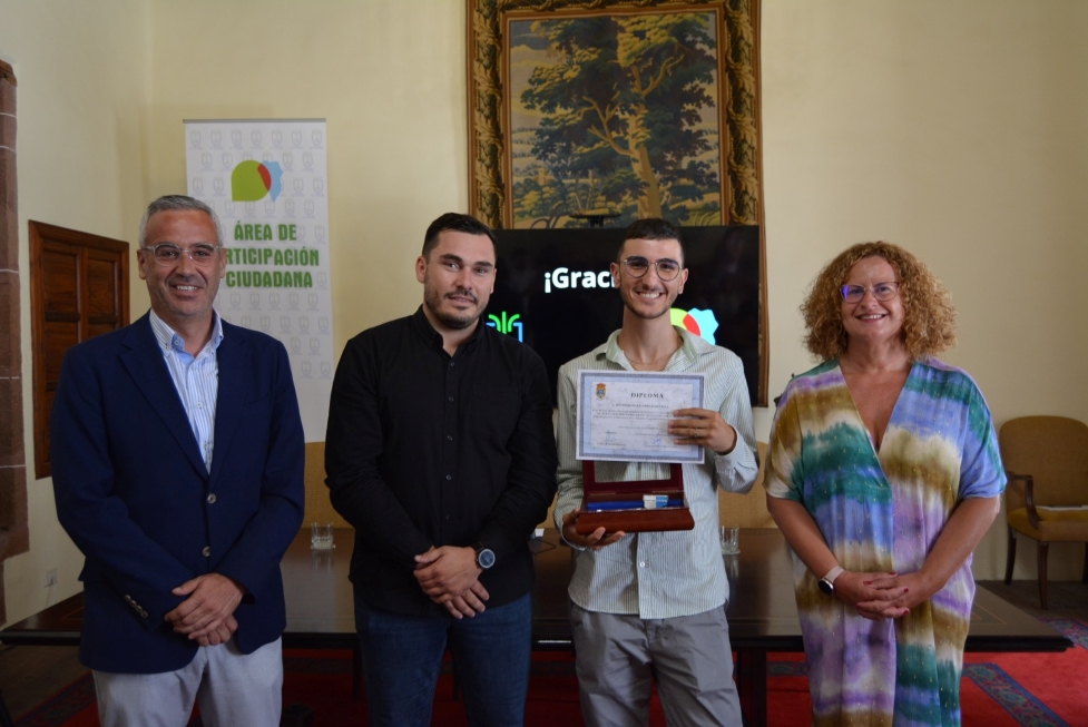 Darío Hernández, activista medioambiental, con el Premio al Mérito Ciudadano