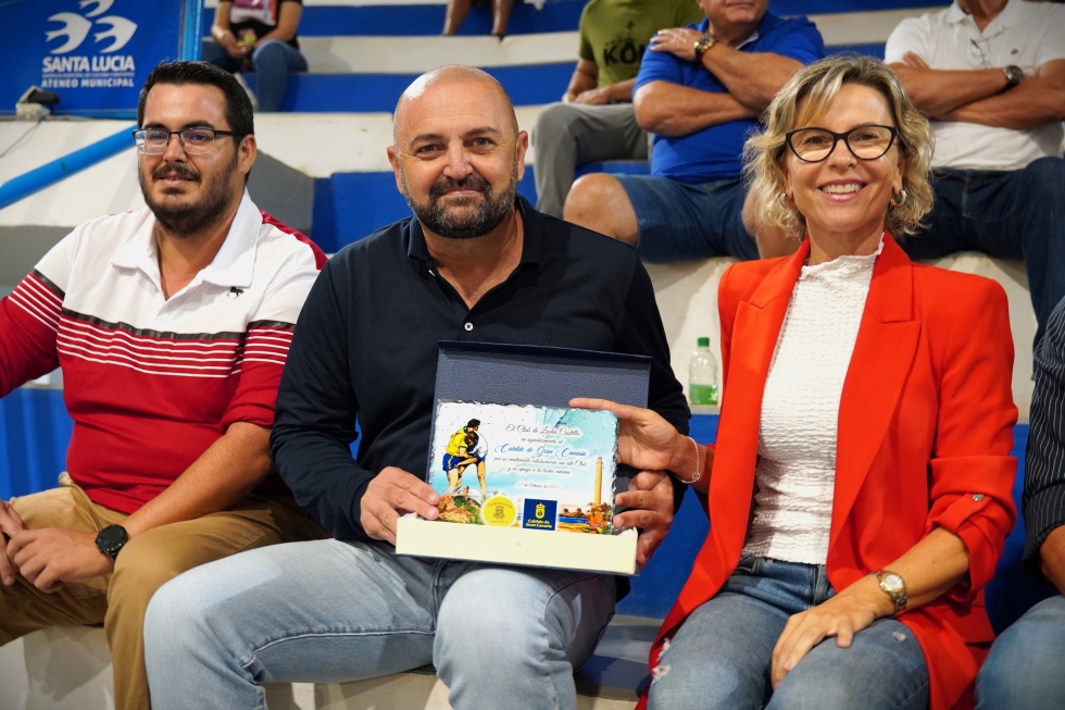 Carlos Álamo, consejero de turismo del Cabildo de Gran Canaria y Concepción Narváez, portavoz del PSOE de San Bartolomé de Tirajana