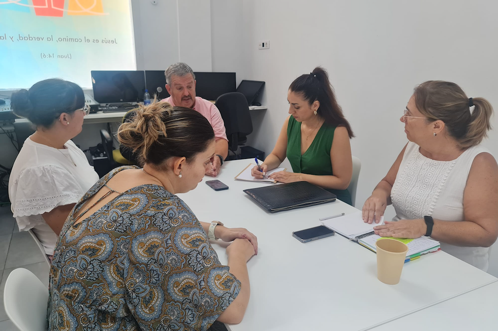 La consejera Vdina Cabrera y el presidente de la aso ciación Oportunidades de Vida, Rafael Hernández