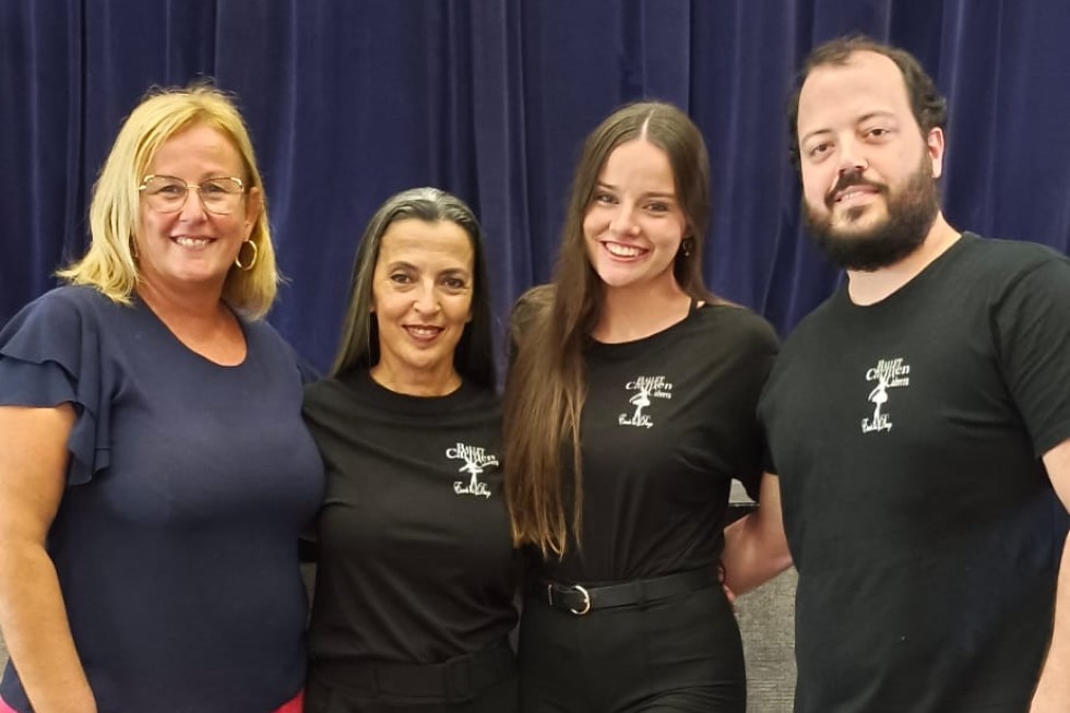 La segunda teniente de alcalde, Elena Álamo, con Carmen Cabrera y su equipo