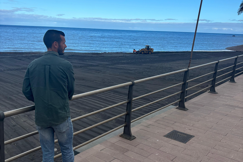 Víctor González en el paseo de la playa