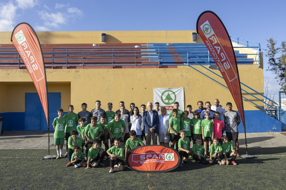 El presidente SPAR Gran Canaria junto a la directiva y varios jugadores del CD Valdecasas