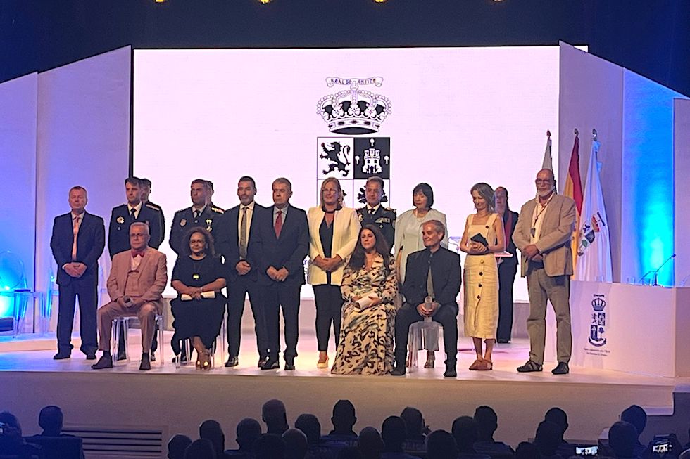 Foto de familia de los homenajeados y miembros de la mesa presidencial