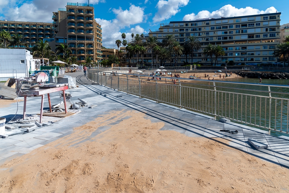 Obras de sustitución del pavimento en el paseo de la playa de Costa Alegre