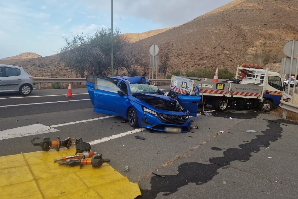Turismo accidentado tras chocar contra un vehículo del Cabildo en Mogán
