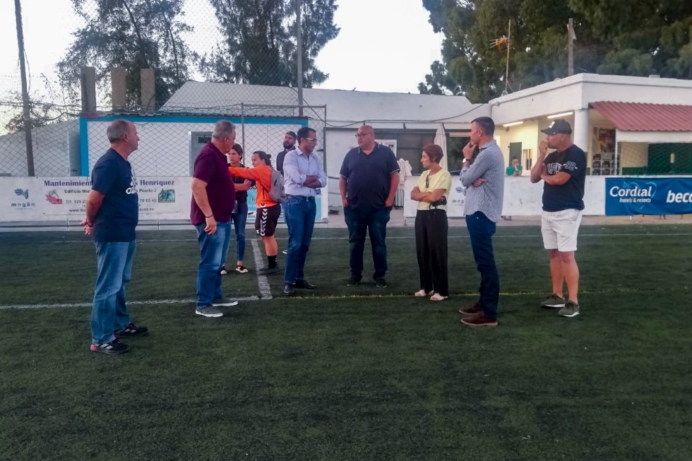 Visita de Ángel Sabroso al campo de fútbol de Arguineguín, con Onalia Bueno, concejales y concejalas y directivas de los clubes