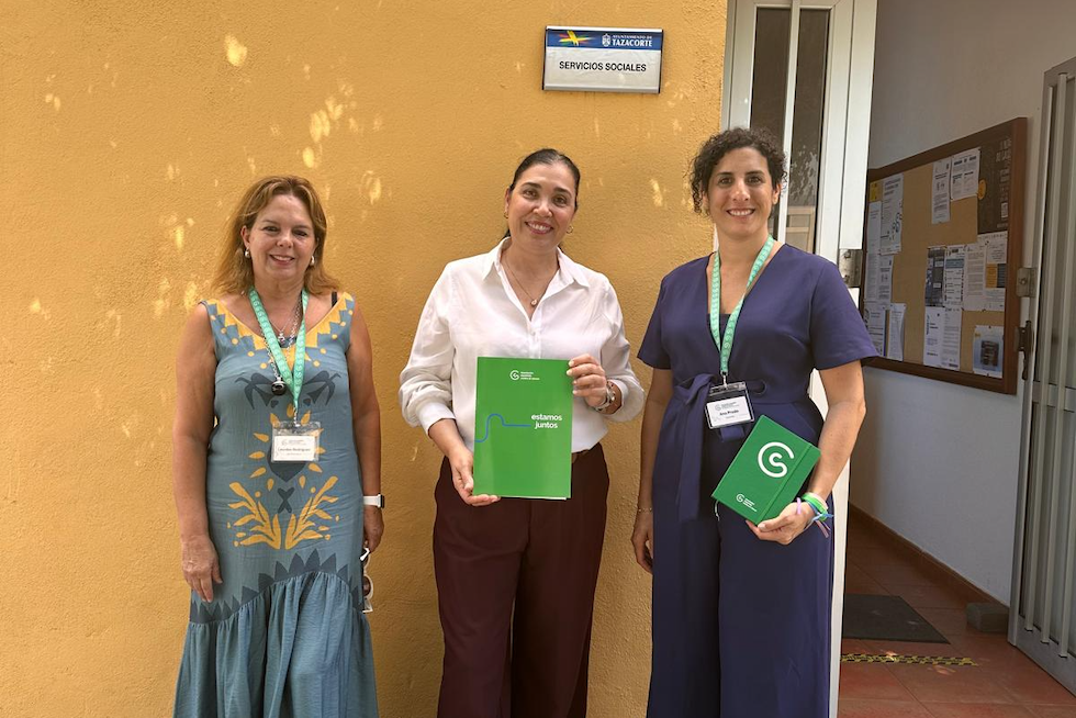 Servicios Sociales de Tazacorte continúa el impulso del tejido asociativo con una donación inédita a la Asociación contra el Cáncer