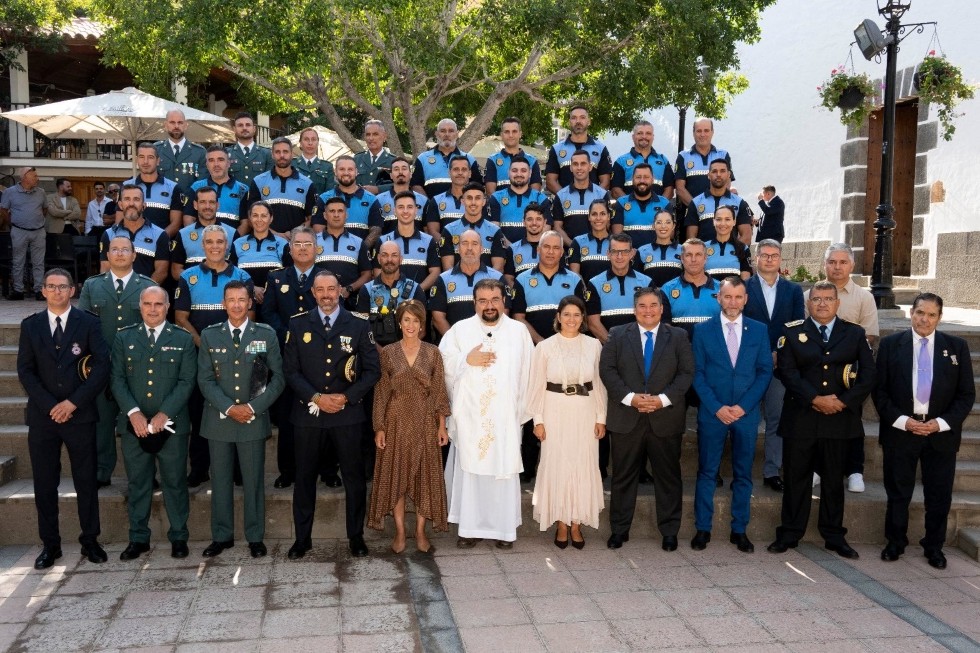 Cuerpo de la Policía Local de Mogán con representantes de la corporación municipal