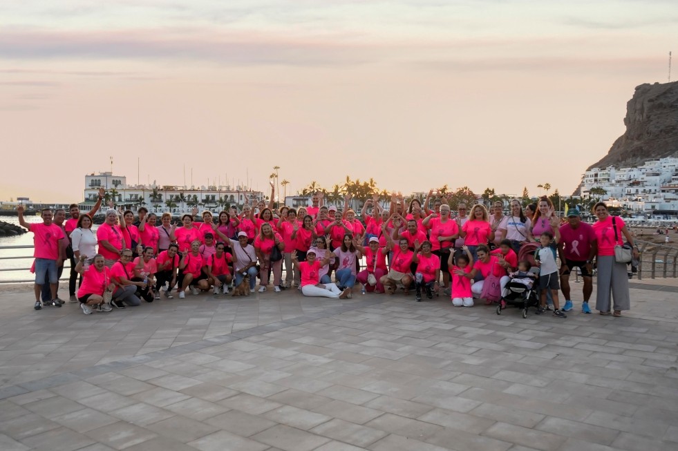 Caminata solidaria contra el cáncer de mama - Playa de Mogán 2025