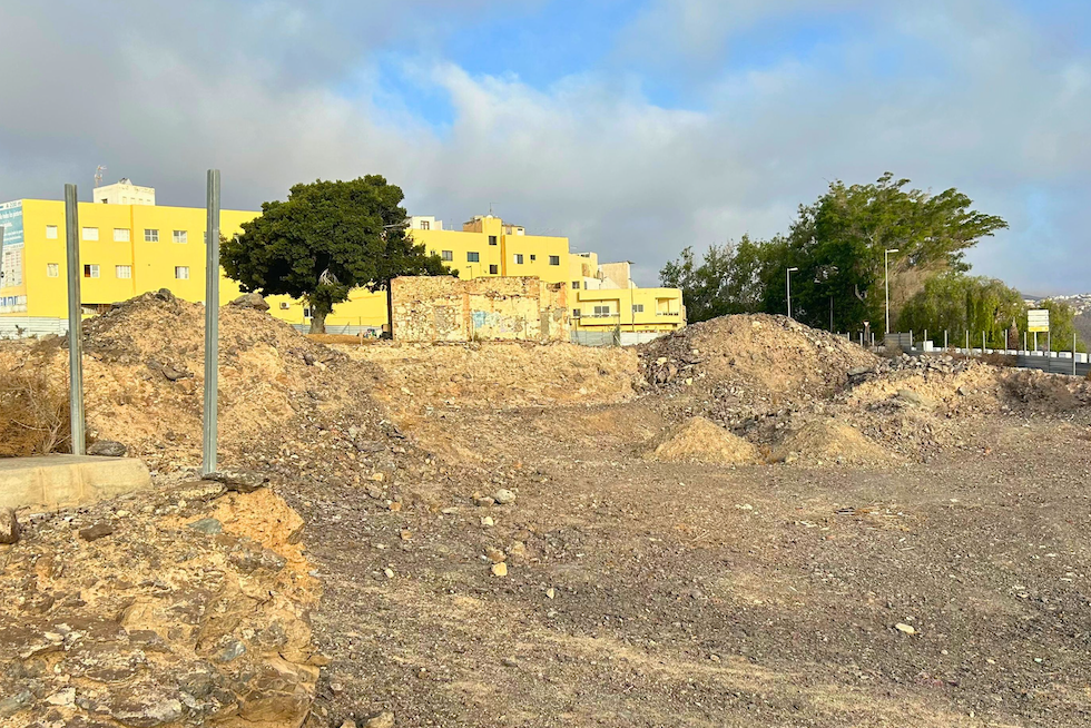 Parte de la parcela con la Casa Mato al fondo