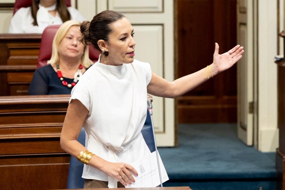 Jéssica de León en el pleno del Parlamento Canario