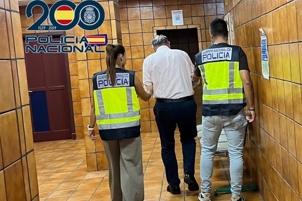 Los dos agentes de la Policía Nacional detienen al pregunto agresor | Maspalomas Ahora