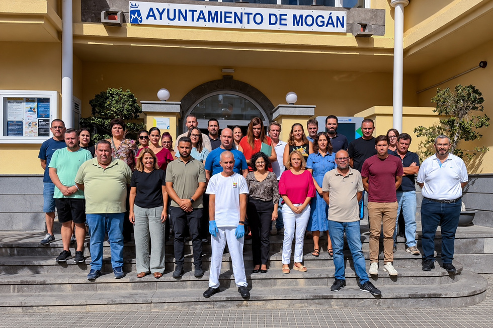 Minuto de silencio del Ayuntamiento de Mog&aacute;n | Maspalomas Ahora