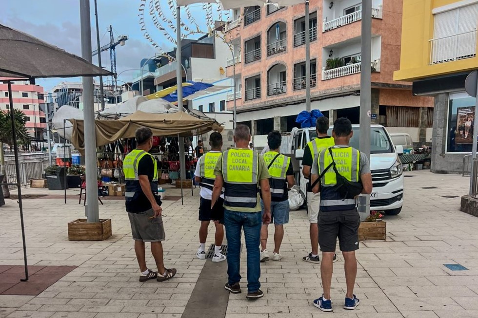 Agentes en el mercadillo municipal de Arguinegu&iacute;n | Maspalomas Ahora