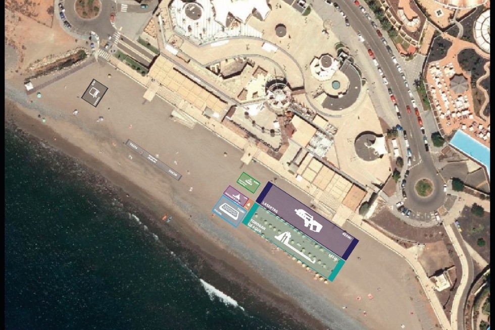 Montaje del escenario en la playa de Meloneras | Maspalomas Ahora