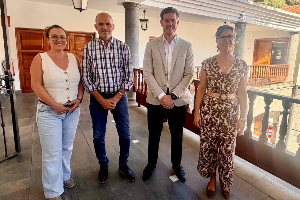 Narváez reclama adaptar los colegios de San Bartolomé de Tirajana al calor