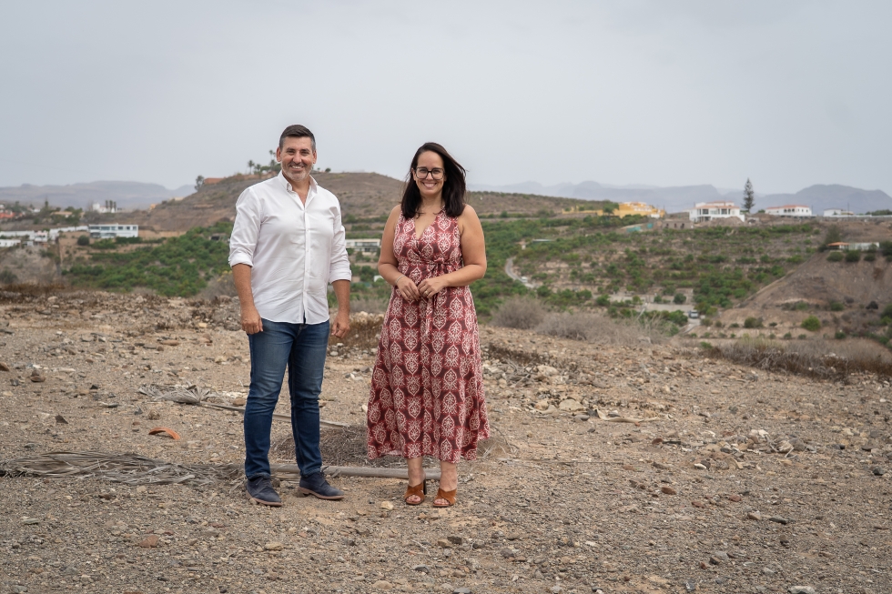 Marichal y Davinia en Lomo os Azules con Lomo Cuatro Matas de fondo | Maspalomas Ahora