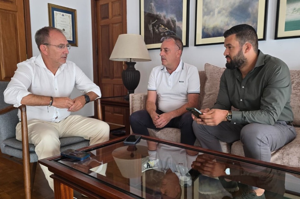 El Cabildo mejora la parada del Cubo de La Galga y crea aparcamientos disuasorios en Puntallana