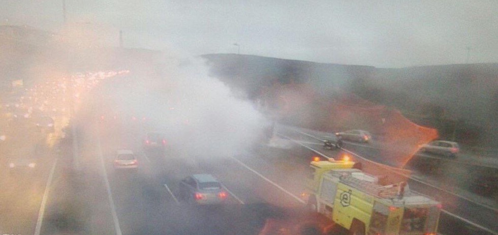 Incendio de un cami&oacute;n en la GC-1. (CARRETERAS CABILDO DE GRAN CANARIA)