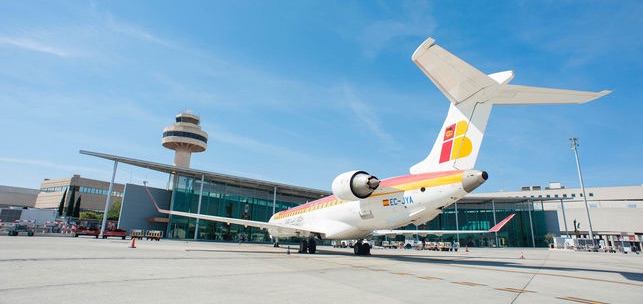 Avi&oacute;n de Iberia en el Aeropuerto de Mallorca | Aena
