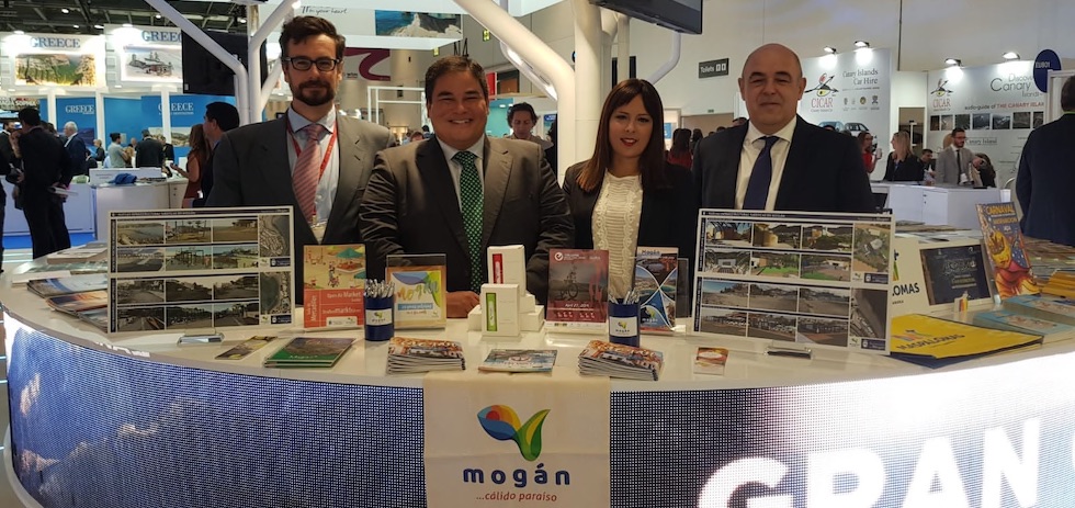 El empresario Nicol&aacute;s Villalobos, a la izquierda.