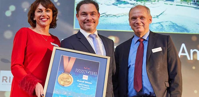 En el centro de la foto: Joachim Schönefeldt, SVP Ventas y Desarrollo de Negocios para Caribe, México, Costa Rica y Panamá de RIU Hotels con Helen Caron, Directora de Compras de Grupo TUI y Sebastian Ebel, Miembro del Consejo Ejecutivo 
