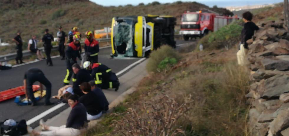 Minibús volcado en la carretera de Fataga. Foto: 112.