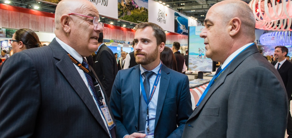 Jos&eacute; Mar&iacute;a Ma&ntilde;aric&uacute;a, a la derecha