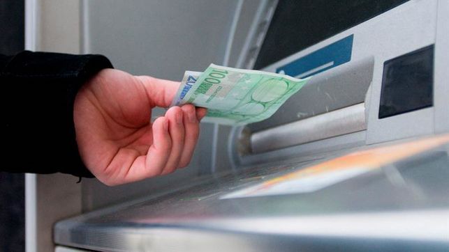 El salario mínimo más bajo en la UE es nueve veces menor que el más alto. EFE