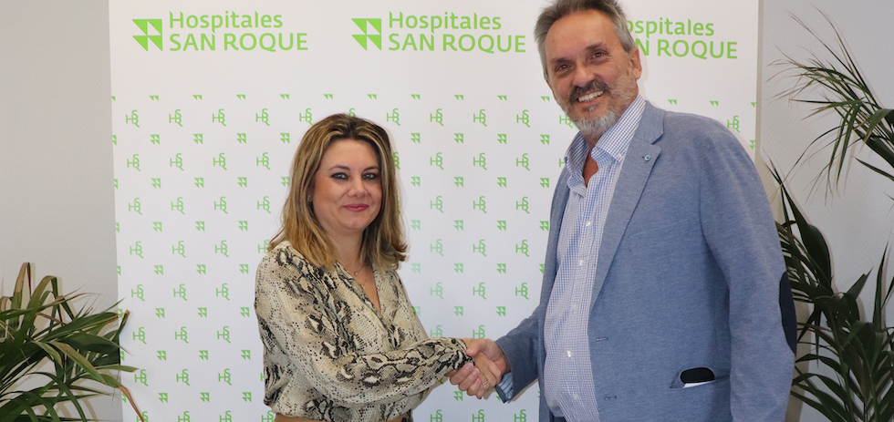 La vicepresidenta de Hospitales San Roque, la Dra Herminia Rodr&iacute;guez y el presidente de la Federaci&oacute;n Insular de Baloncesto de Gran Canaria, Antonio Esparrag&oacute;n.
