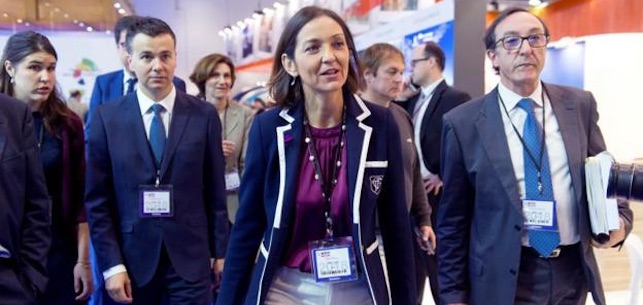 La Ministra de Industria, Comercio y Turismo, Reyes Maroto, durante su visita a los estand de Espa&ntilde;a en la feria World Travel Market 2018 de Londres. / Efe