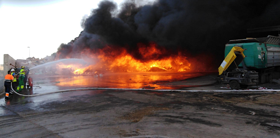 Los bomberos sofocan el incendio en el Vertedero de Juan Grande. Foto: Redes Sociales