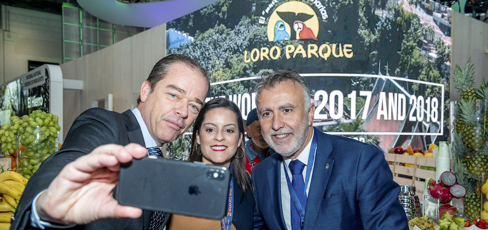 Christoph Kiessling (izq) posa en un selfie con el presidente del Gobierno de Canarias, &Aacute;ngel V&iacute;ctor Torres, en la WTM Londres 2019. NACHO GONZ&Aacute;LEZ