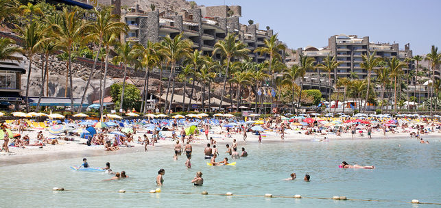 Turistas en Anfi del Mar en Gran Canaria (ALEJANDRO RAMOS)