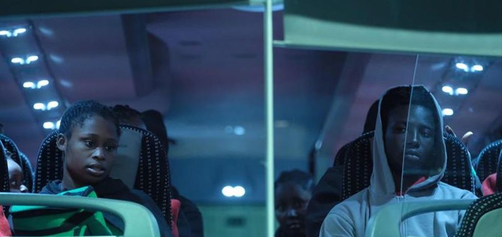 Traslado de un grupo de personas que llegaron a Canarias tras ser rescatadas por Salvamento Marítimo. (EFE/Carlos de Saá)