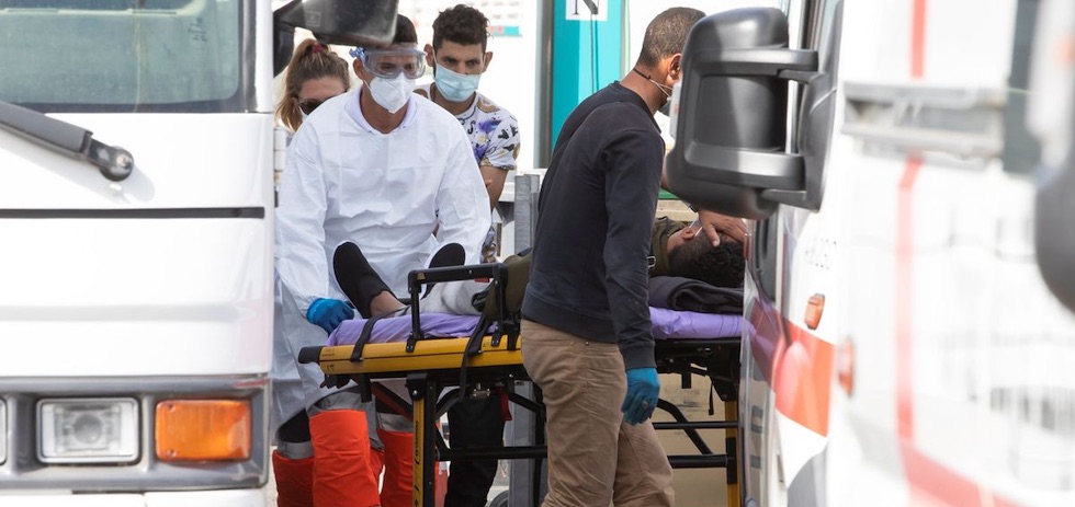 Imagen de archivo de un migrante en mal estado de salud evacuado del muelle de Arguineguín EFE/ Quique Curbelo