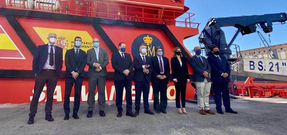 &Aacute;balos y Escriv&aacute;, en el centro, junto al presidente de Canarias y altos cargos de la Administraci&oacute;n, en el Puerto de Las Palmas. ESPIRAL 21