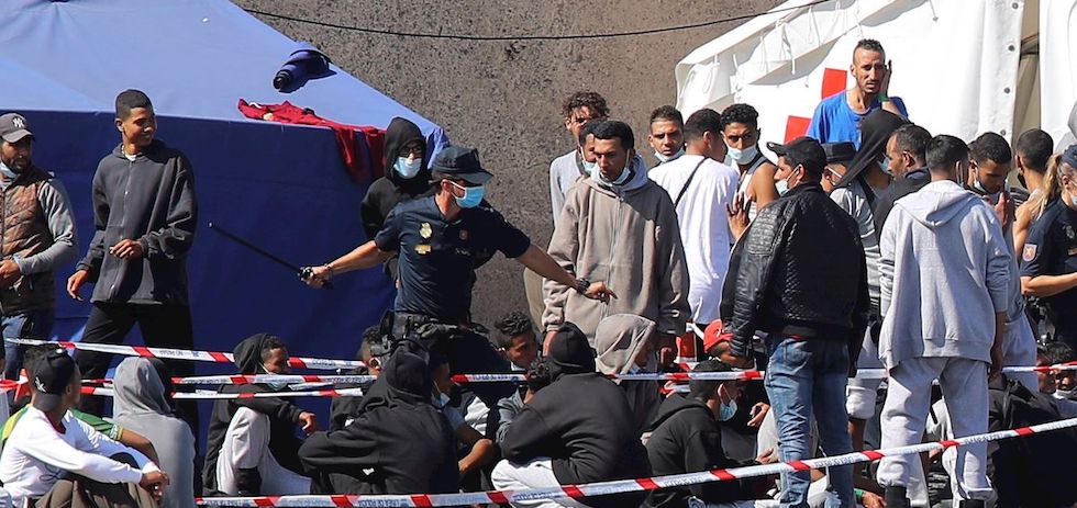 Tensión en el muelle de Arguineguín. EFE