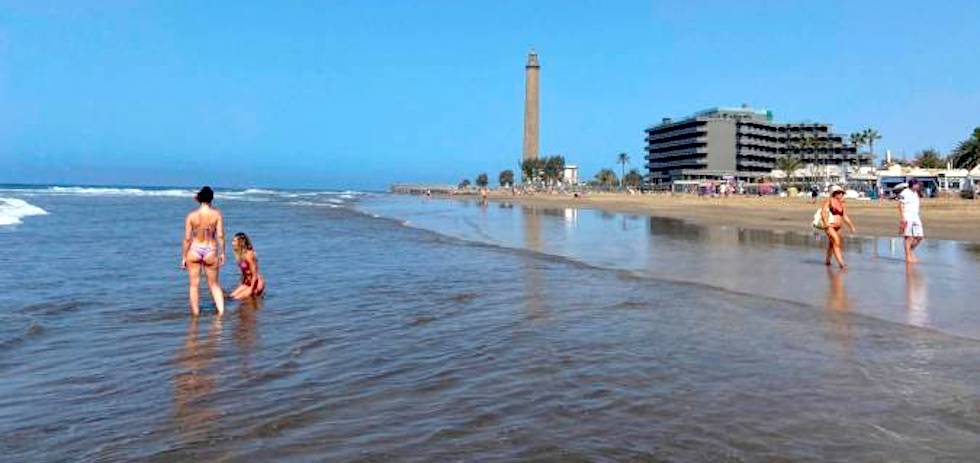 Vista inusual de la playa de Maspalomas en Gran Canaria. EFE/ José María Rodríguez