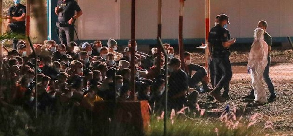 Inmigrantes trasladados desde Arguineguín a Barranco Seco | Elvira Urquijo A. / EFE