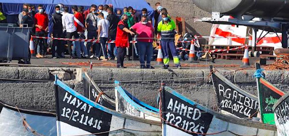 Salvamento Marítimo ha desembarcado a 238 personas que iban en nueve embarcaciones localizadas en aguas de las islas en el muelle de Arguineguín. EFE/ Elvira Urquijo A.