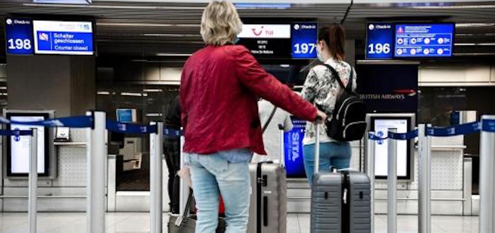 Los turistas llegan a los hoteles de Canarias con PCR negativa. EFE